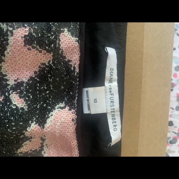 Beautiful embellished mini skirt - Picture 4 of 4